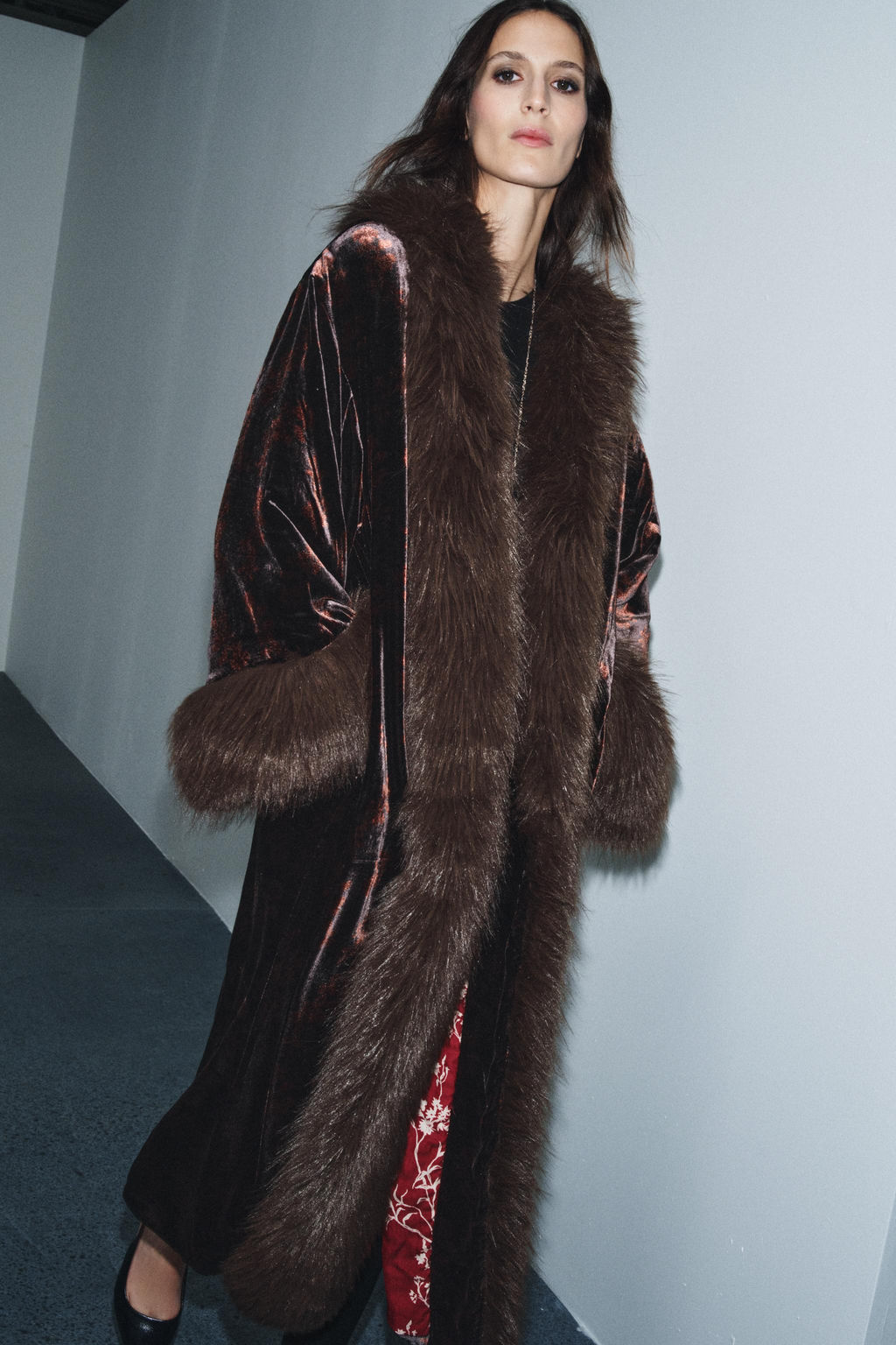 VELVET PRINTED FAUX FUR COAT - Zara фото 5