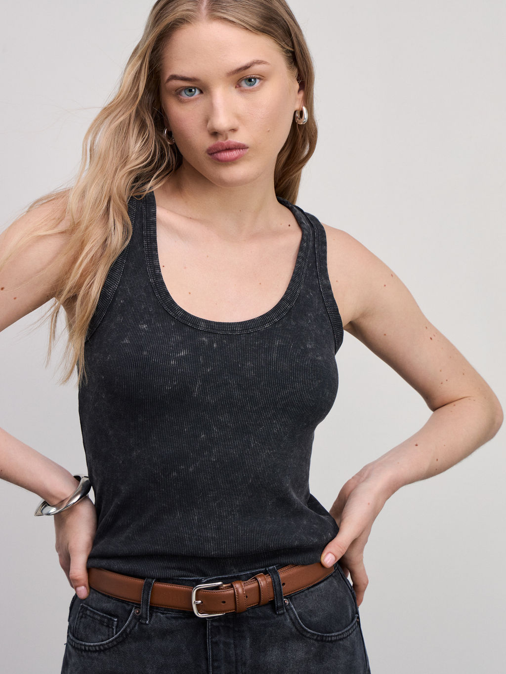 Базовая майка в рубчик со стиркой / Zarina  фото 7
