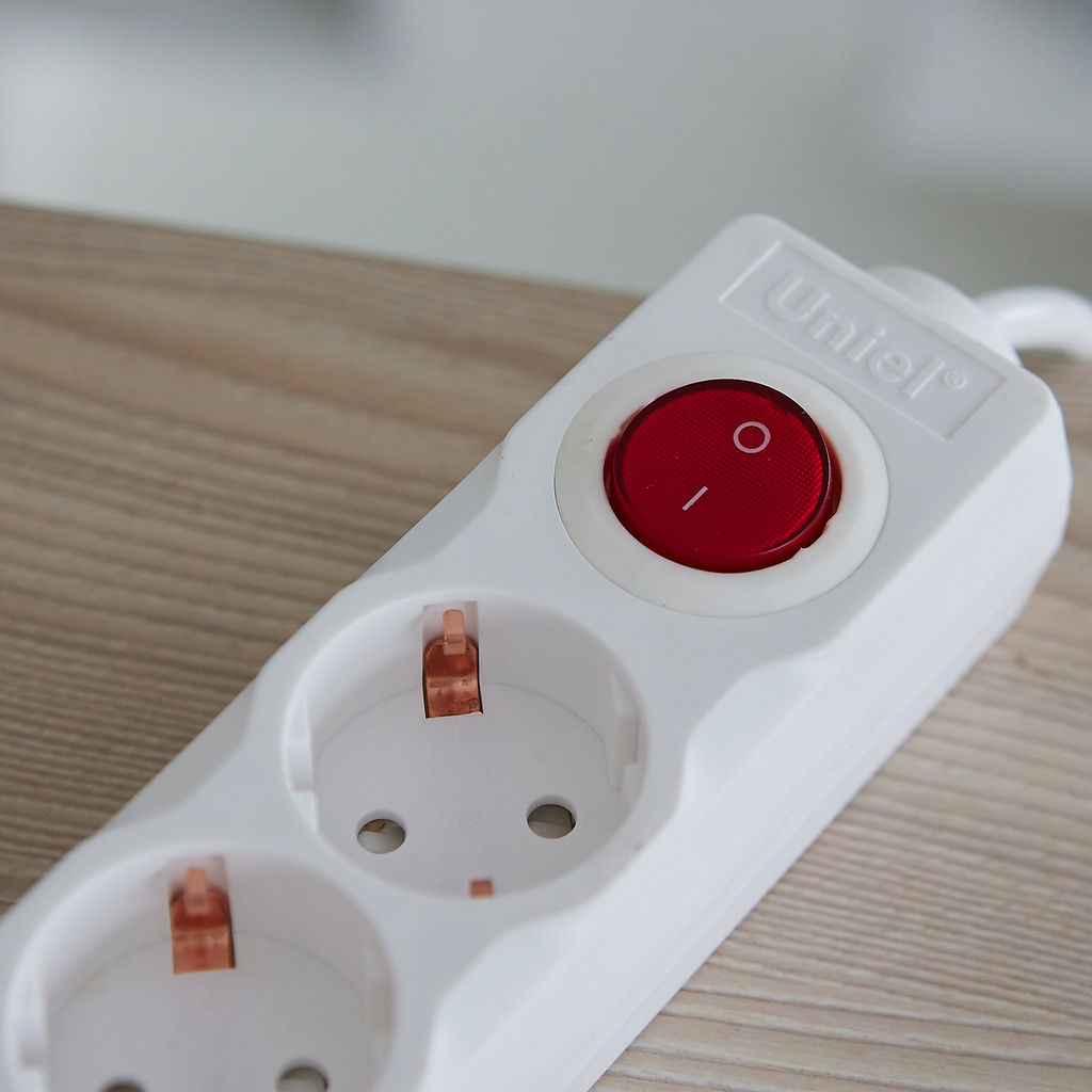 S-GSU5-5 WHITE Cетевой фильтр серии Universal, 5м (Пвс 3*0,75), 5 гнезд, с/з. 10А. Защита от перенапряжения, короткого замыкания. TM Uniel.