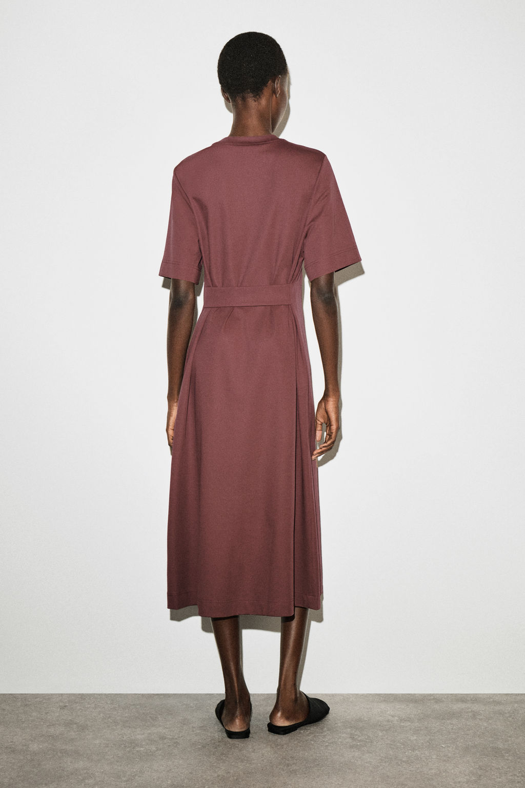 VESTIDO-CAMISETA MIDI CON DETALLE DE CINTUR?N - H&m фото 9