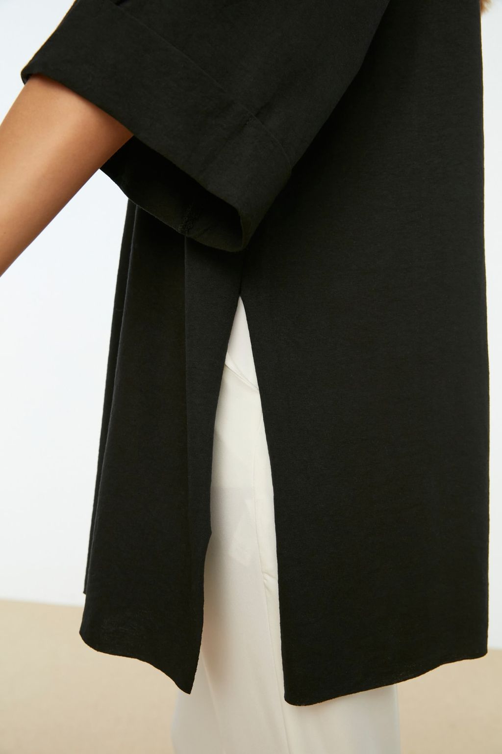 Siyah Duble Kol Genis Kesim Asimetrik Boyfriend Orme T-Shirt TWOSS20TS0828