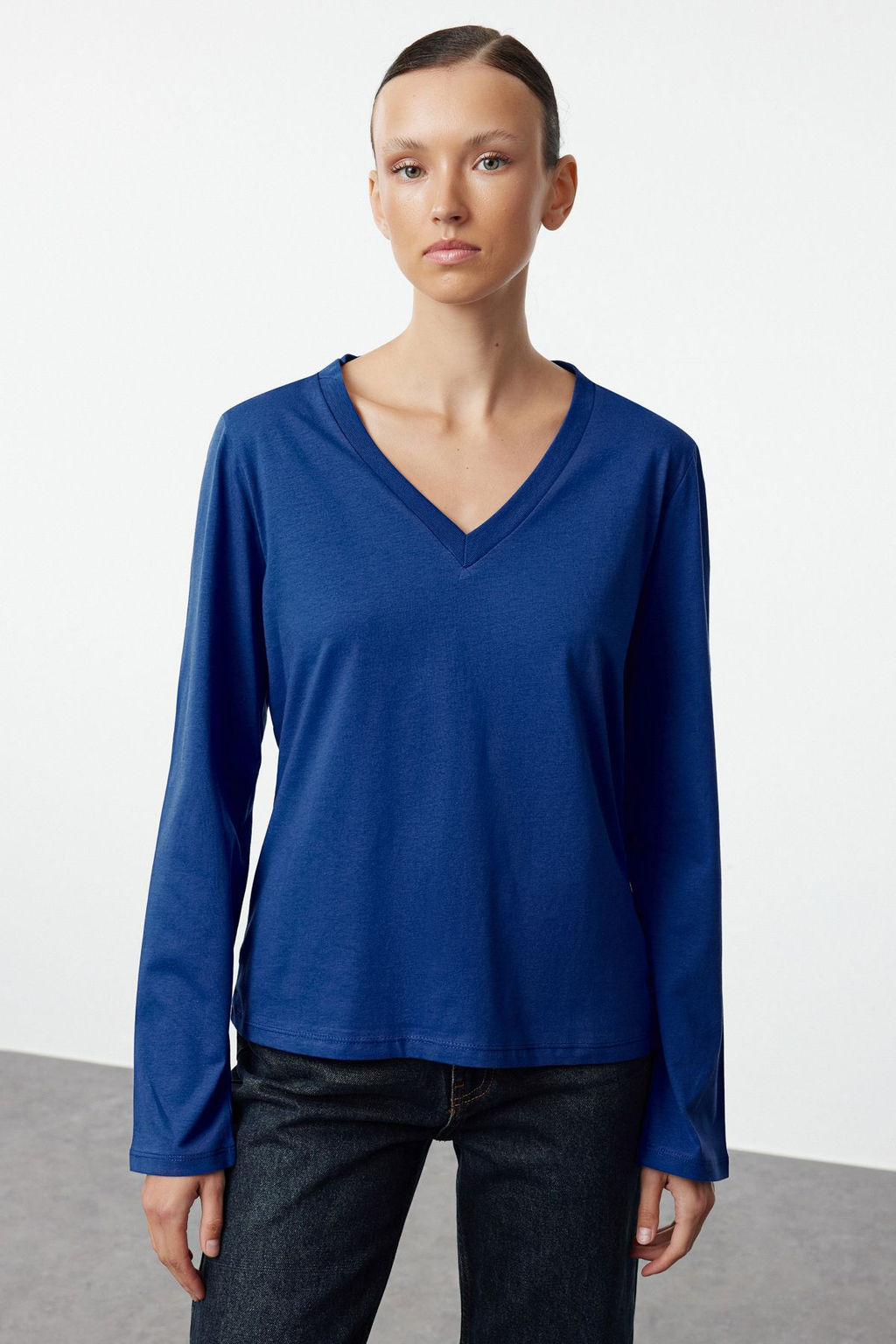 Trendyolmilla Siyah-Beyaz 2li Paket %100 Pamuk V Yaka Regular/Normal Kesim Orme T-Shirt TWOAW25TS00002