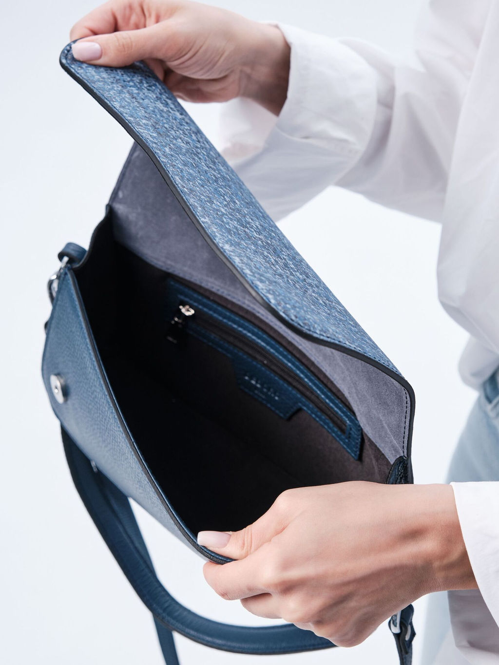 Сумка кожаная багет Deboro 30138 синяя волна