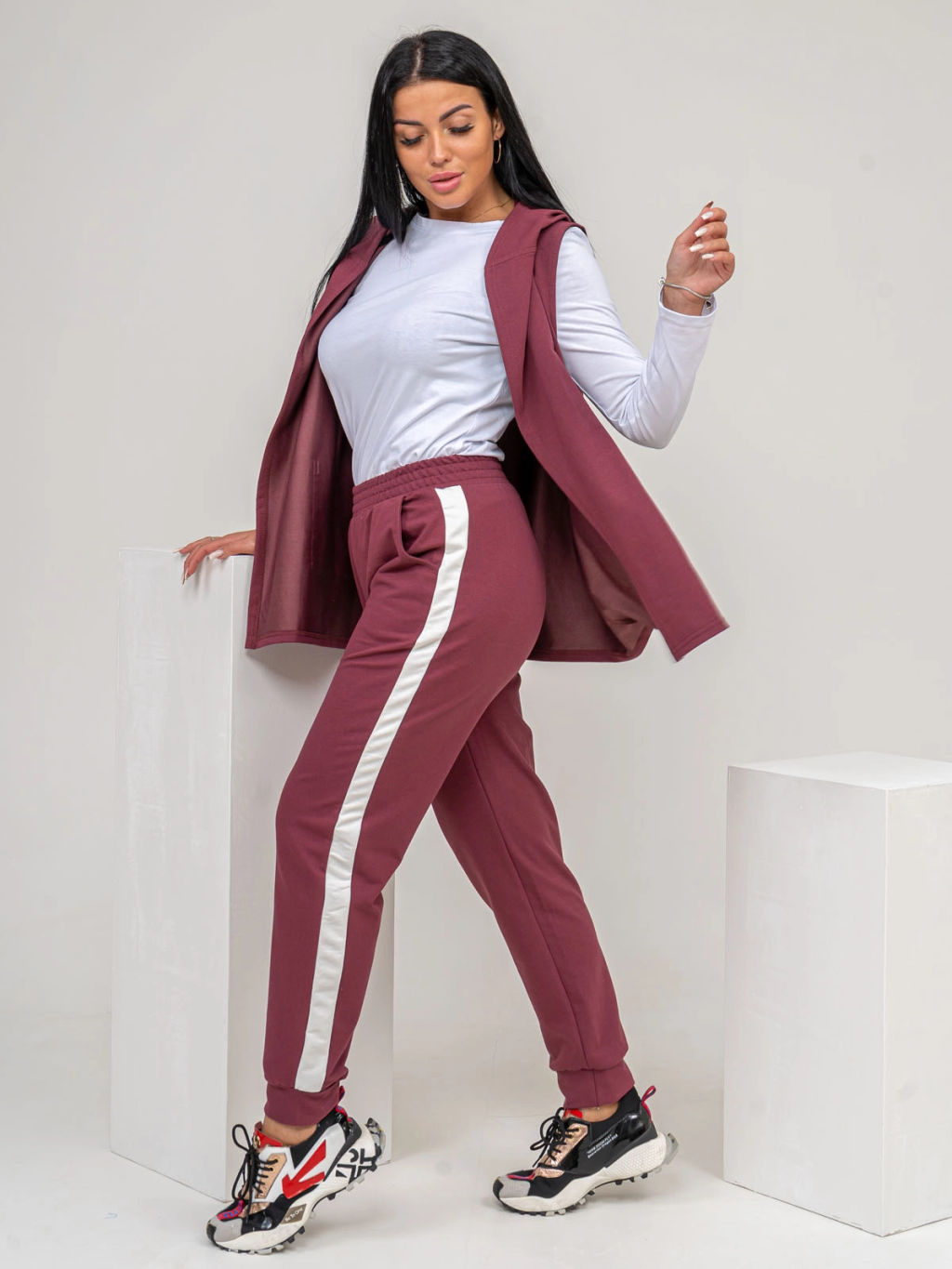 Костюм женский, цвет бордовый