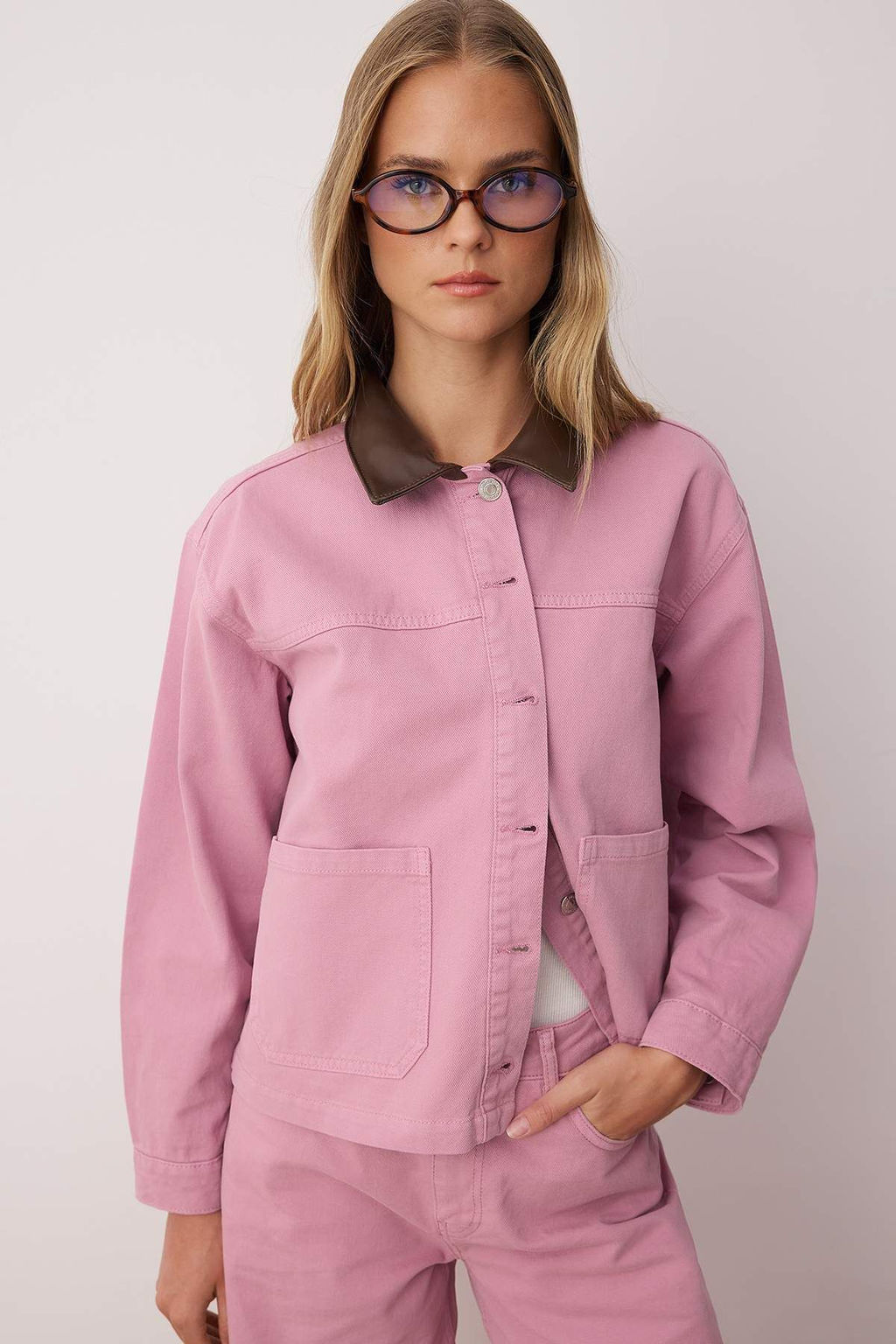 Gul Kurusu Deri Yaka Ve Cep Detayl? Denim Gomlek Ceket TWOAW26CE00002 - Trendyolmilla фото 2