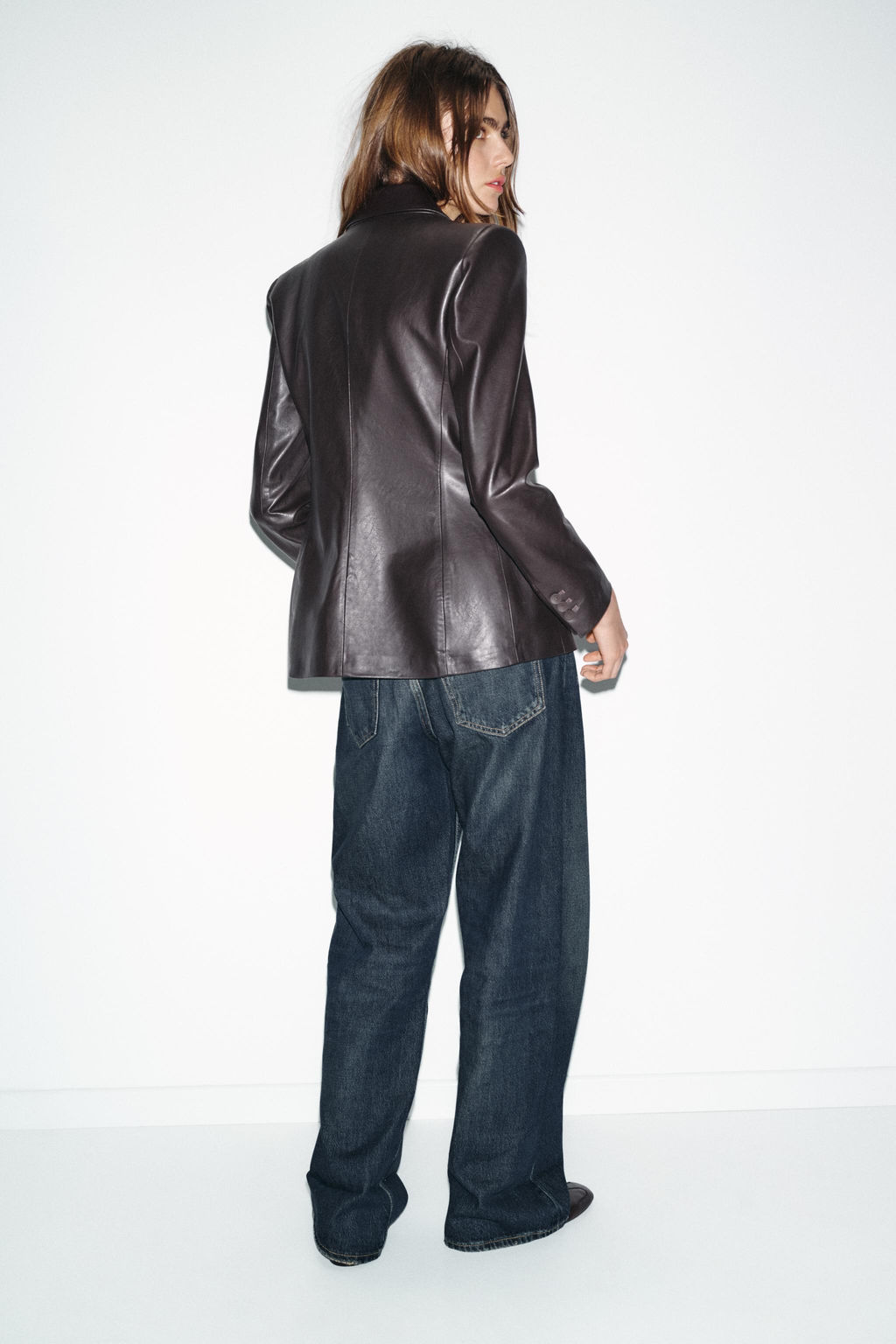 FAUX LEATHER DOUBLE-BREASTED BLAZER - Zara фото 5