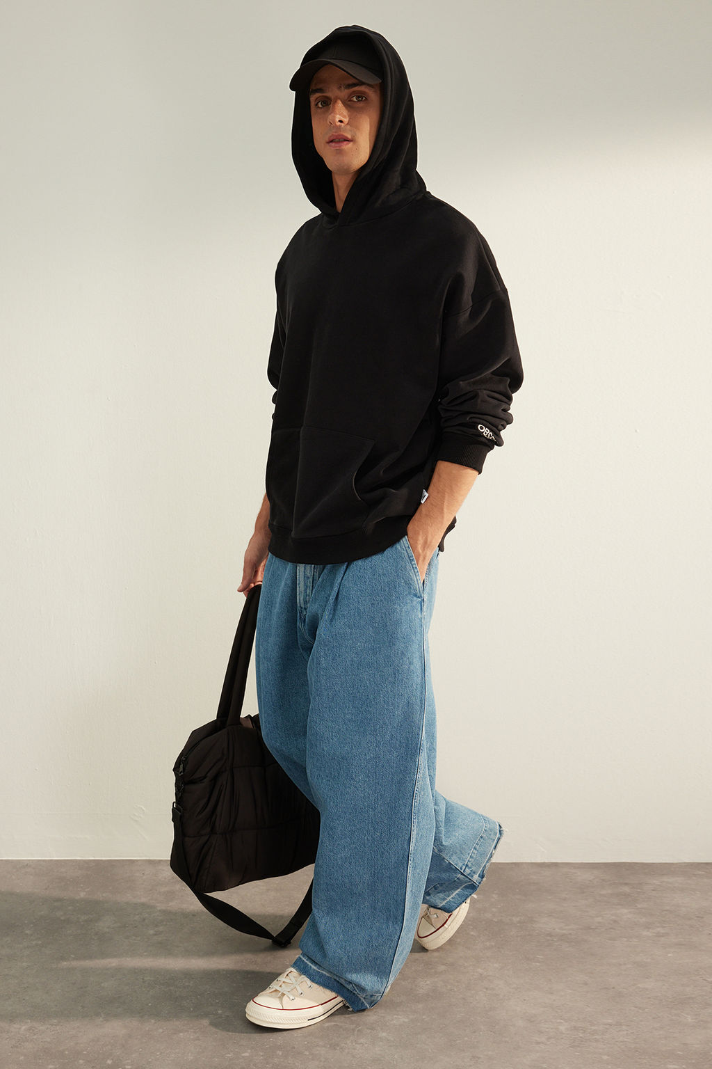 TRENDYOL MAN Siyah Kapusonlu Oversize/Genis Kesim Nak?sl? Etiketli Yumusak Kumas Sweatshirt TMNAW24SW00031 - Trendyolmilla фото 19