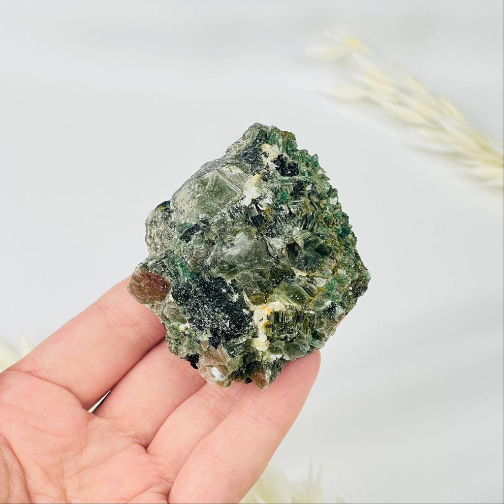 Мусковит (зеленый лепидолит) в природе - Радуга самоцветов фото 2