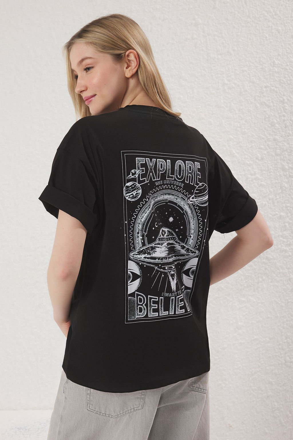 TRENDYOLMILLA Antrasit %100 Pamuklu Galaktik On ve S?rt Bask?l? Oversize/Genis Kal?p Orme T-Shirt TWOSS25TS00160