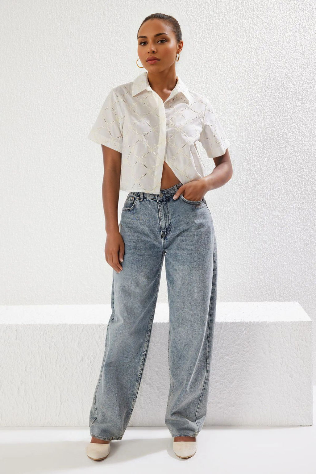 TRENDYOLMILLA Beyaz Brode Kumas K?sa Kol Regular Normal Kal?p Dokuma Crop Gomlek TWOSS25GO00082