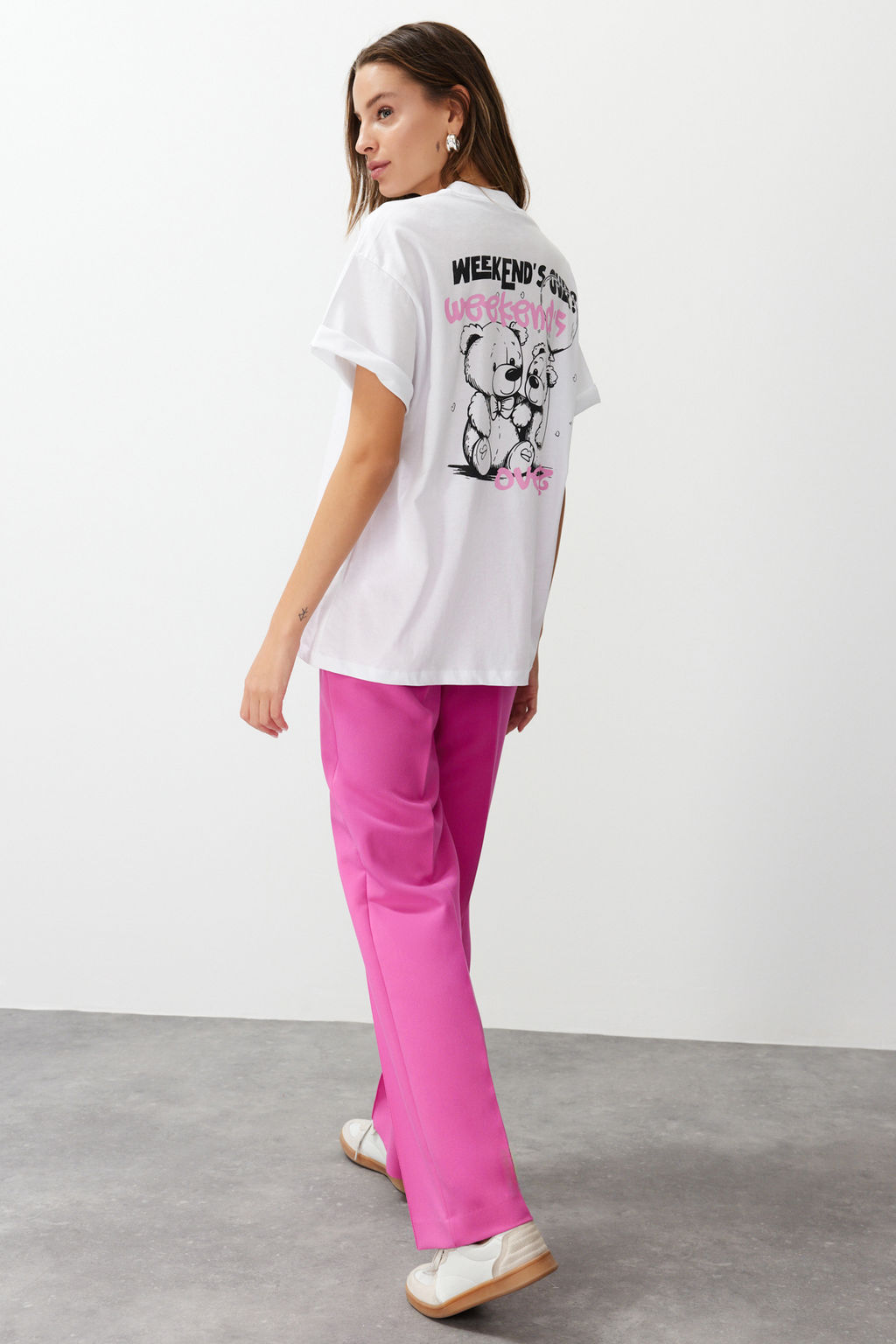 TRENDYOLMILLA Beyaz %100 Pamuk Ay?c?k Bask?l? Oversize/Genis Kal?p K?sa Kollu Orme T-Shirt TWOSS24TS00173 фото 3