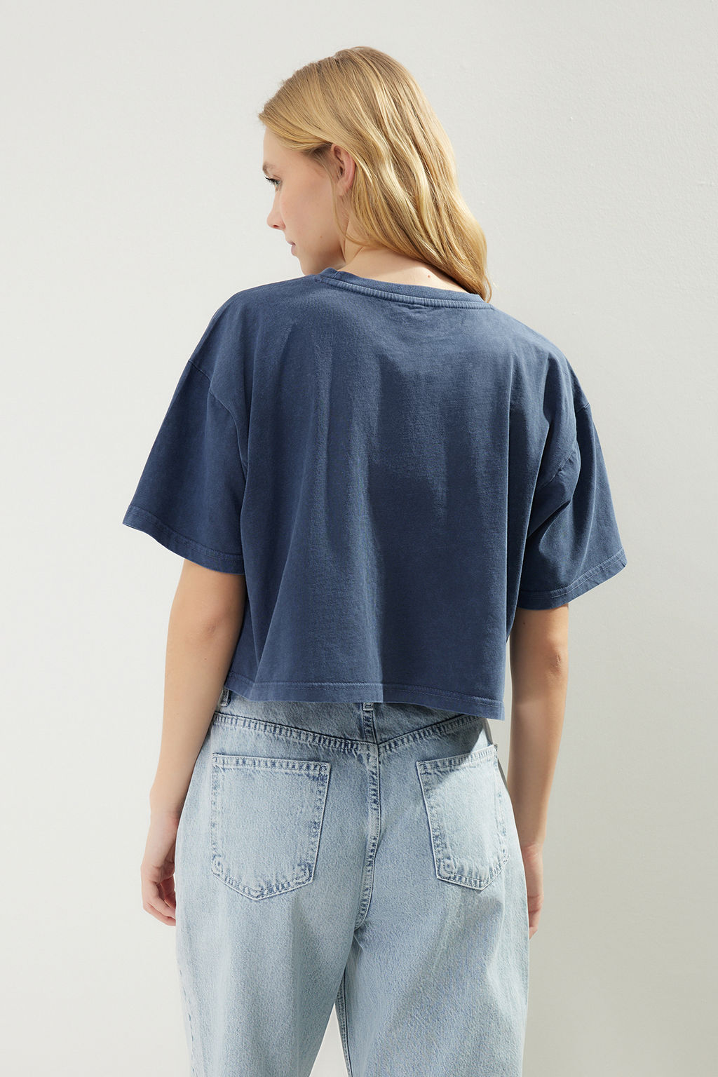Indigo %100 Kal?n Pamuklu Soluk Efektli Bask?l? Relaxed Crop Orme T-Shirt TWOSS23TS00117