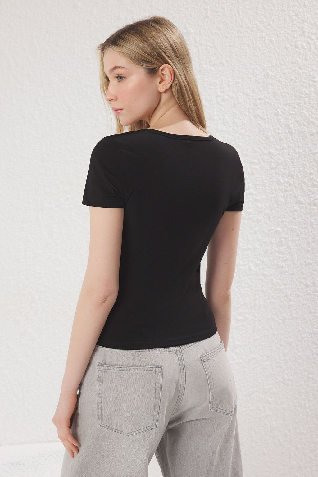 Trendyolmilla Siyah Renk Bloklu Kalp Yaka Fitted/Vucuda Oturan Orme Bluz TWOSS25BZ00212