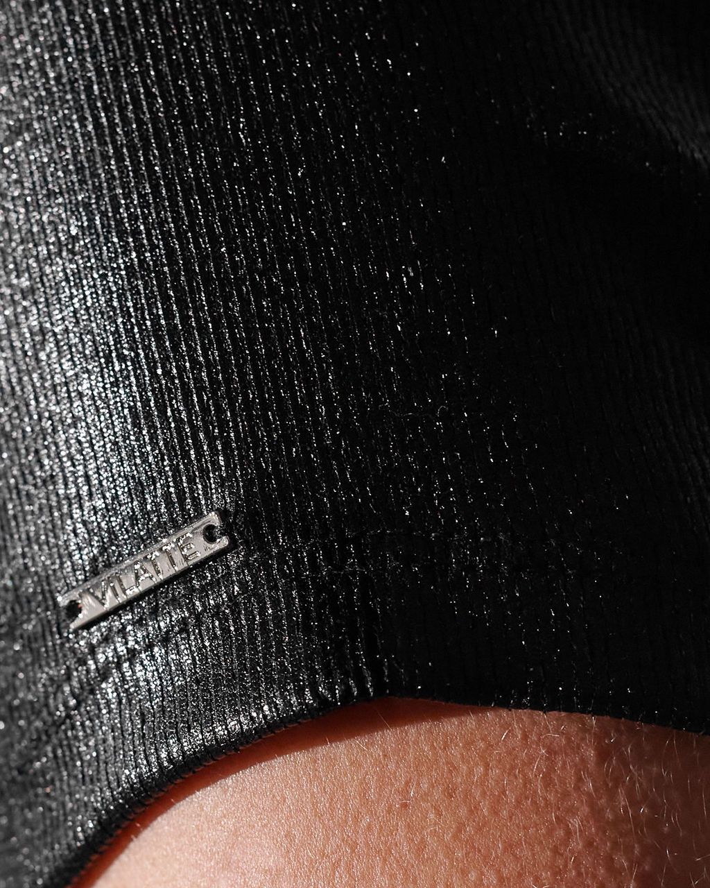 Футболка облегающая из хлопка в рубчик с вырезом лодочка с матовым покрытием металлик - Vilatte фото 6