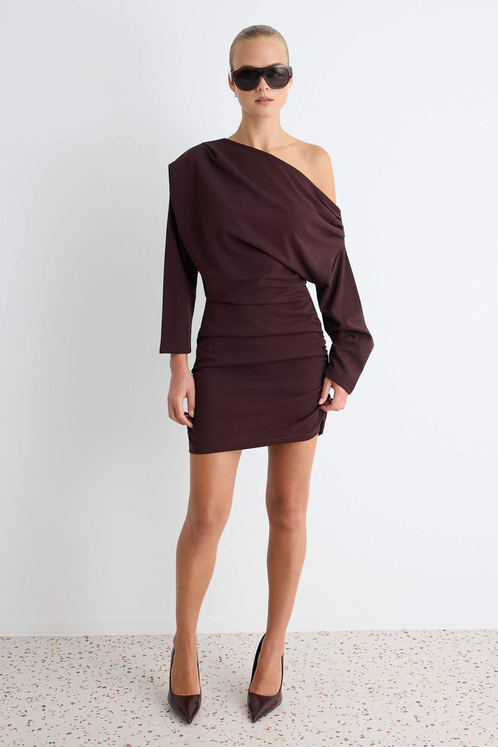 Kahverengi Bodycon/V_cuda Oturan Asimetrik Yaka K_sa / Mini Scuba Krep _rme Elbise TWOAW27EL00089