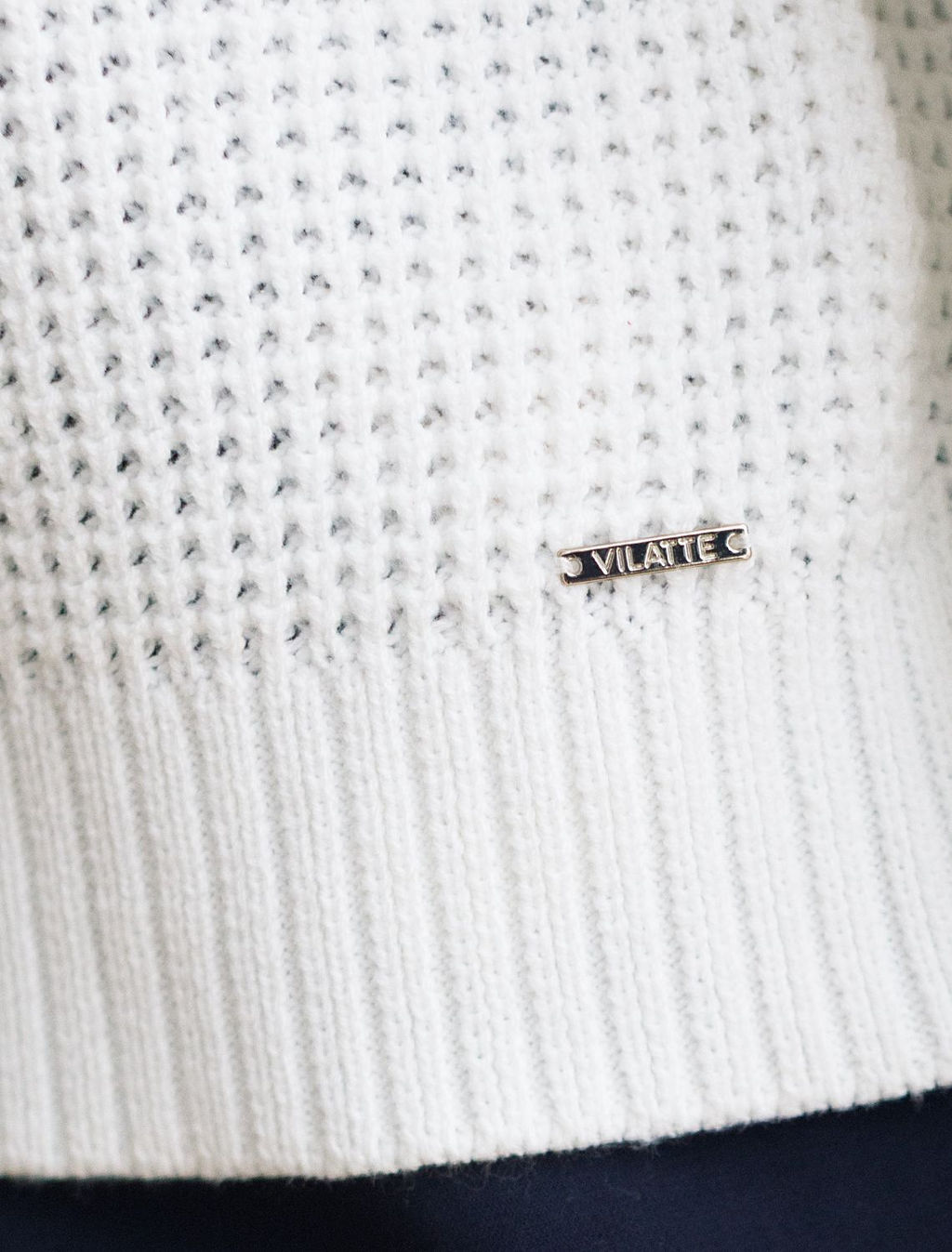 Укороченный джемпер с широкими рукавами рельефной вязки из хлопка с акрилом