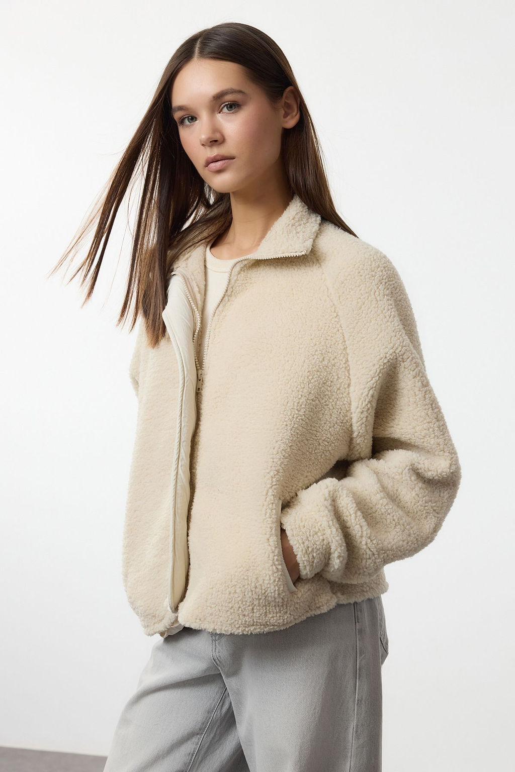 TRENDYOLMILLA Tas Pelus Regular/Normal Kal?p Dokuma Garnili Fermuarl? Kal?n Orme Sweatshirt TWOAW25SW00139