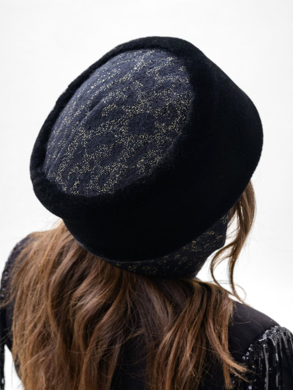 Т26-20 Таблетка кубанка черное золото с мехом "мутон"