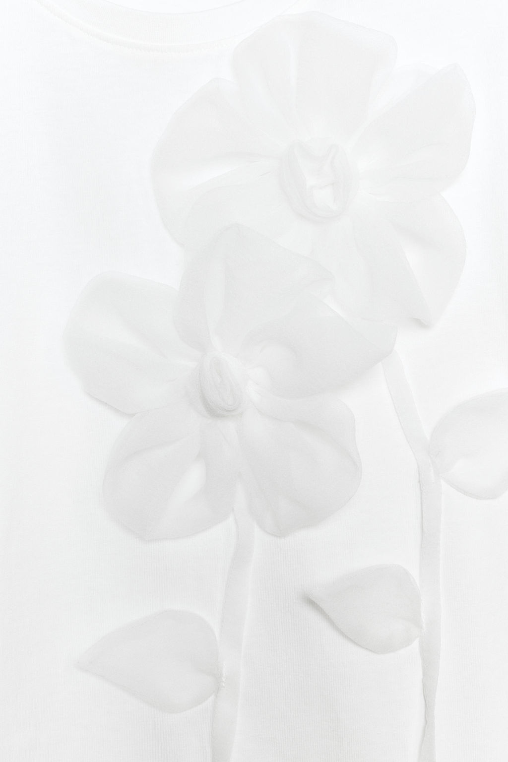 CAMISETA FLORES VOLUMEN / Blanco