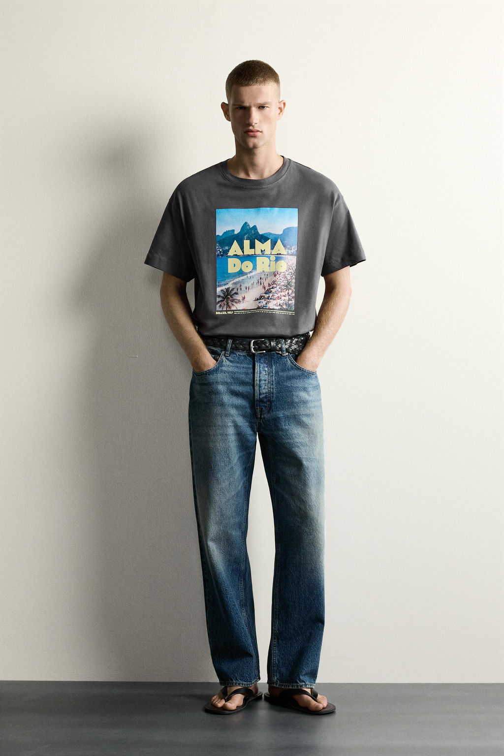 CAMISETA RELAXED FIT GR?FICO R?O / Negro