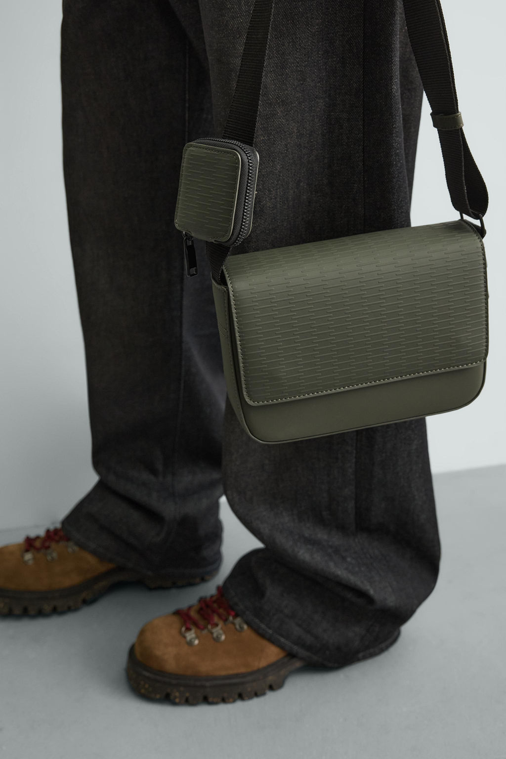 RUBBERISED TEXTURED CROSSBODY BAG - Zara фото 7