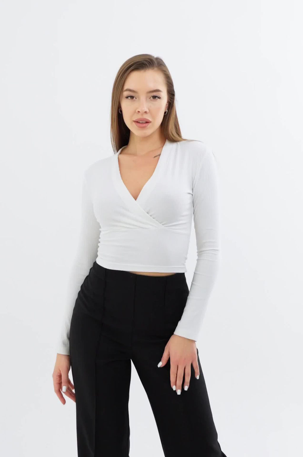 Женский лонгслив с глубоким вырезом из вискозы Happy Fox  фото 2