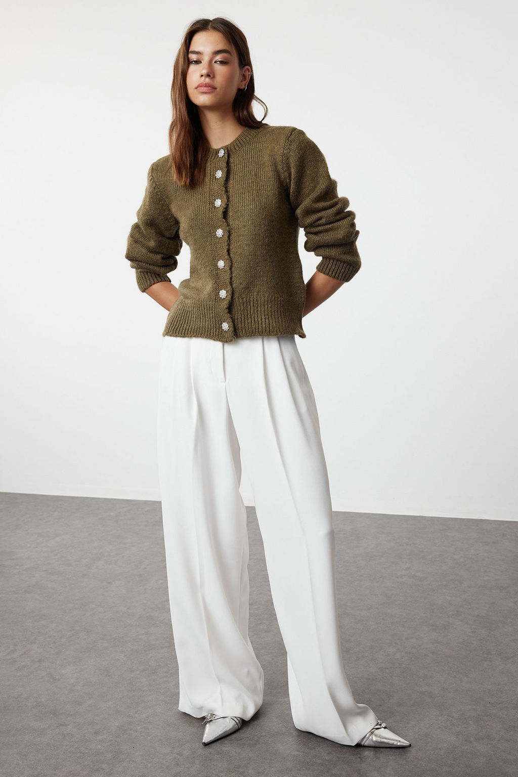 TRENDYOLMILLA Antrasit Yumusak Dokulu Mucevher Dugmeli Ceket Gorunumlu Triko H?rka TWOAW21HI0034  фото 2