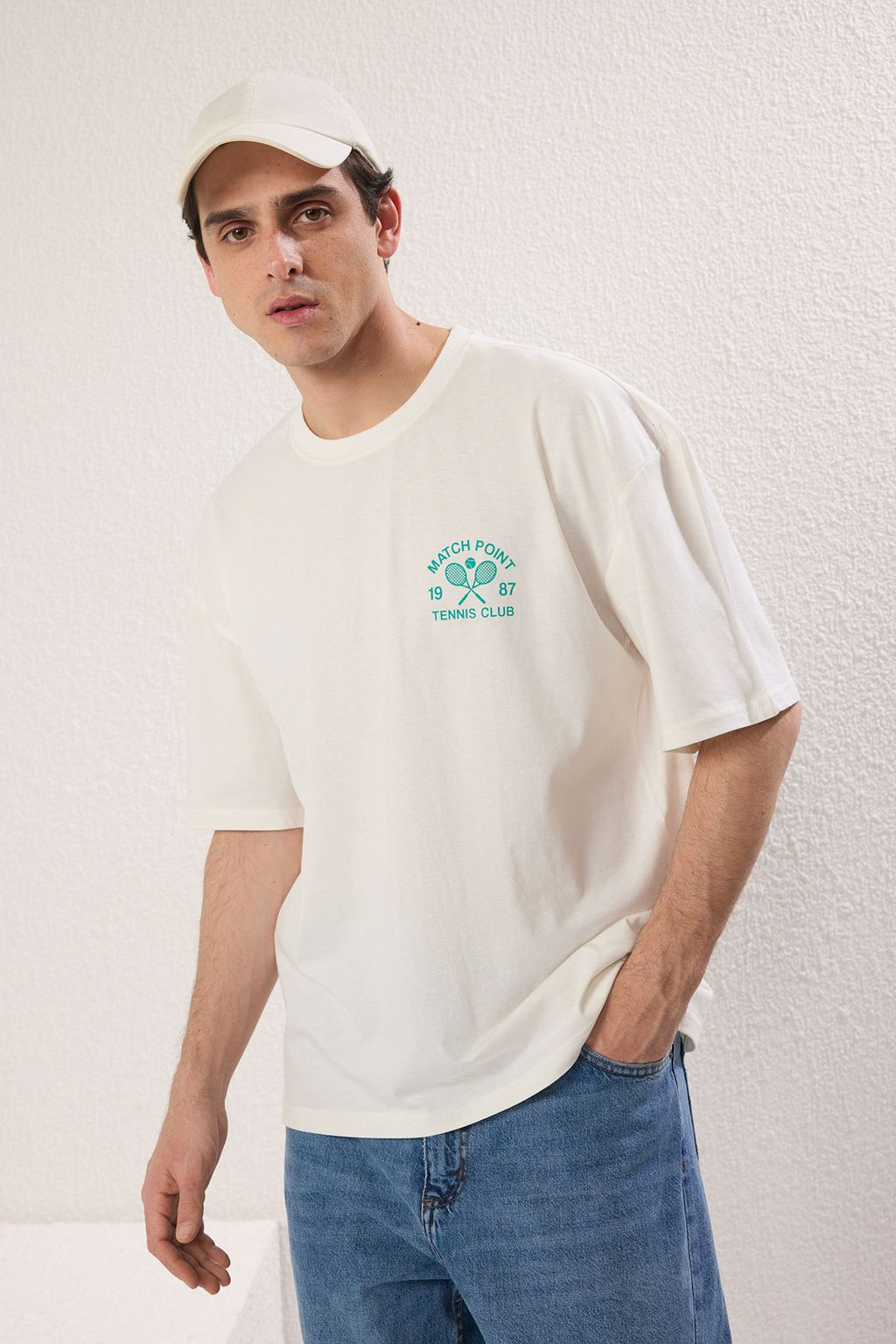 TRENDYOL MAN Ekru Oversize/Genis Kesim Tenis Bask?l? %100 Pamuk T-Shirt TMNSS25TS00116 - Trendyolmilla фото 2