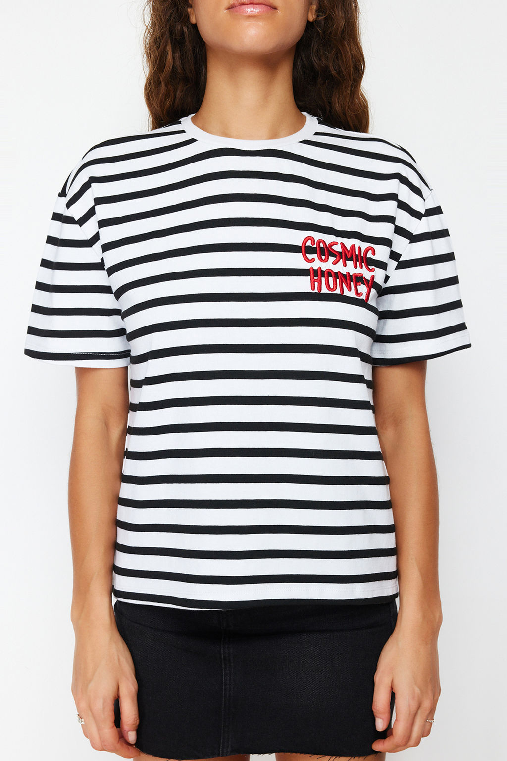 TRENDYOLMILLA K?rm?z? Cizgili Slogan Nak?s Detayl? Relaxed/Rahat Kesim Orme T-Shirt TWOSS24TS00053  фото 4