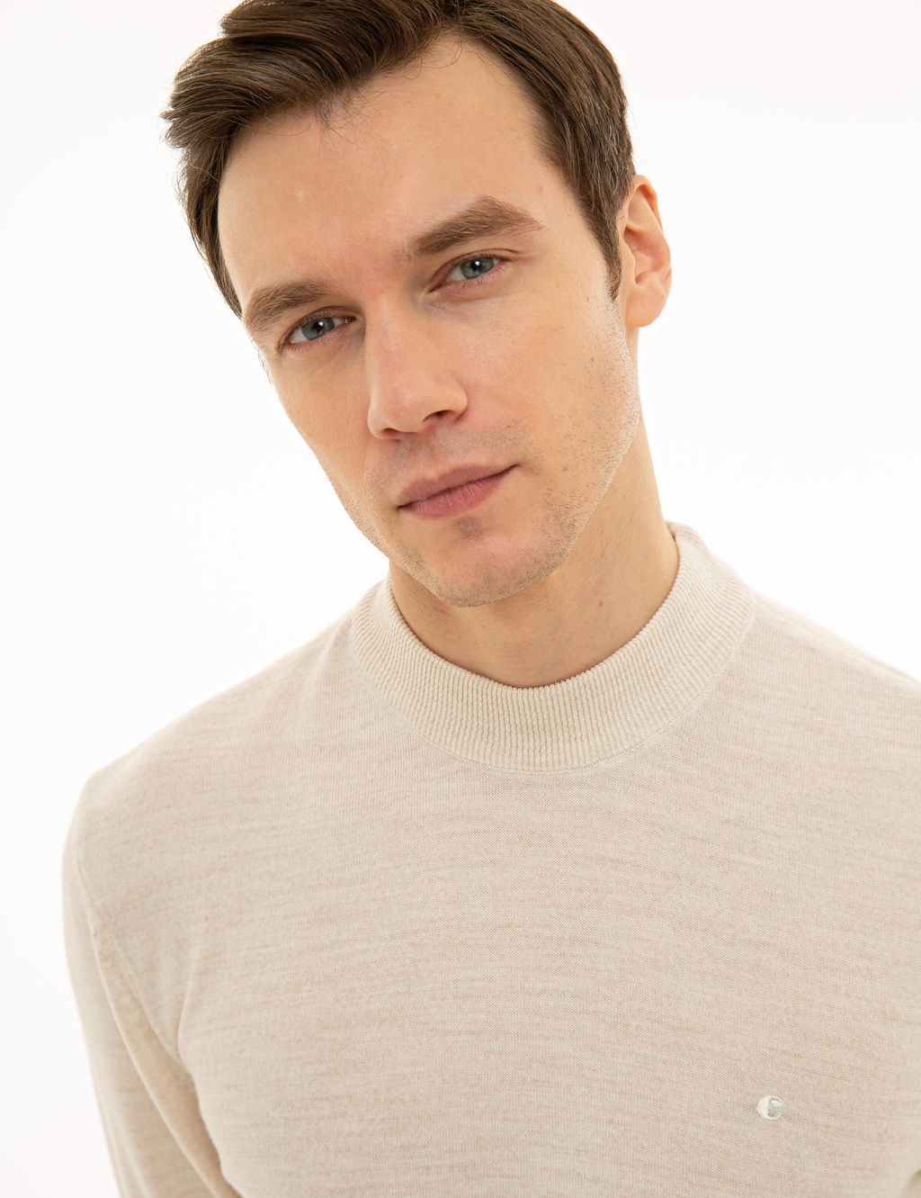 Бежевый базовый трикотажный свитер приталенного кроя с четверть-черепаховым воротником - Cacharel фото 2