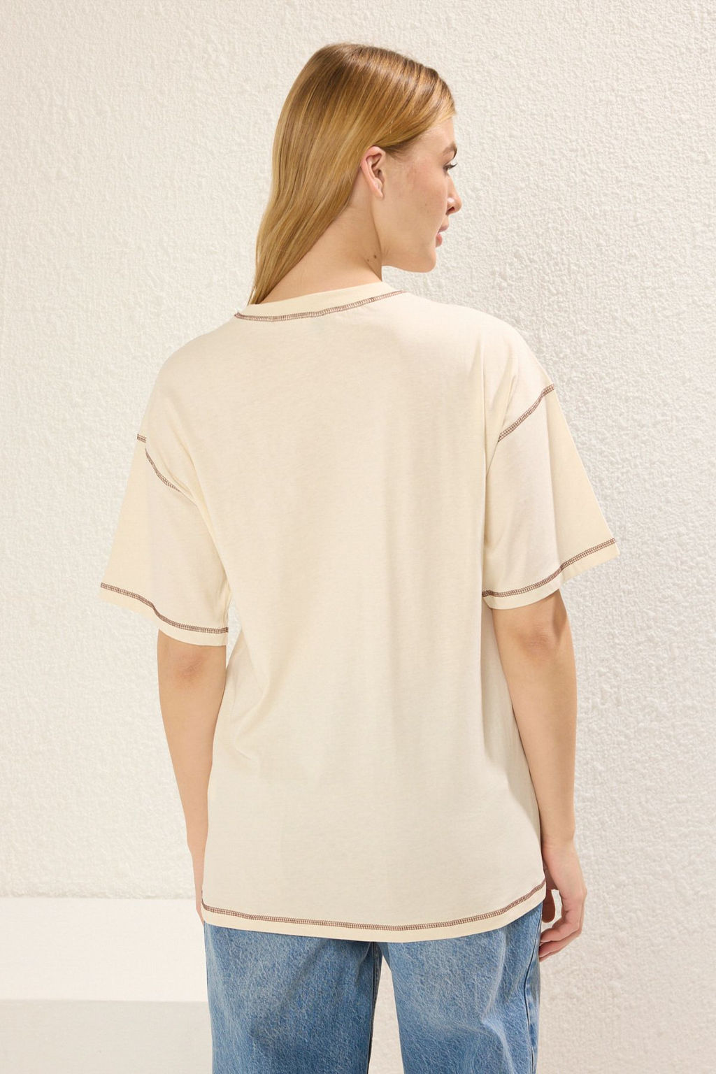 TRENDYOLMILLA Tas %100 Pamuk Karkoya Dikis Detayl? Oversize/Genis Kesim Orme T-Shirt TWOSS24TS00184 фото 4