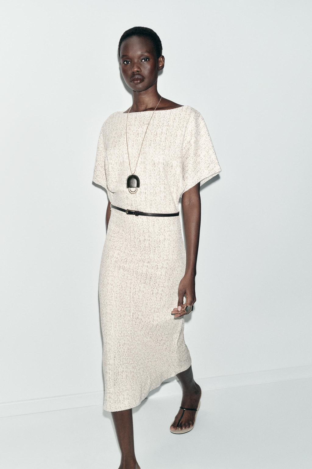 VESTIDO MIDI TEXTURA CINTUR?N / Crudo / Beige