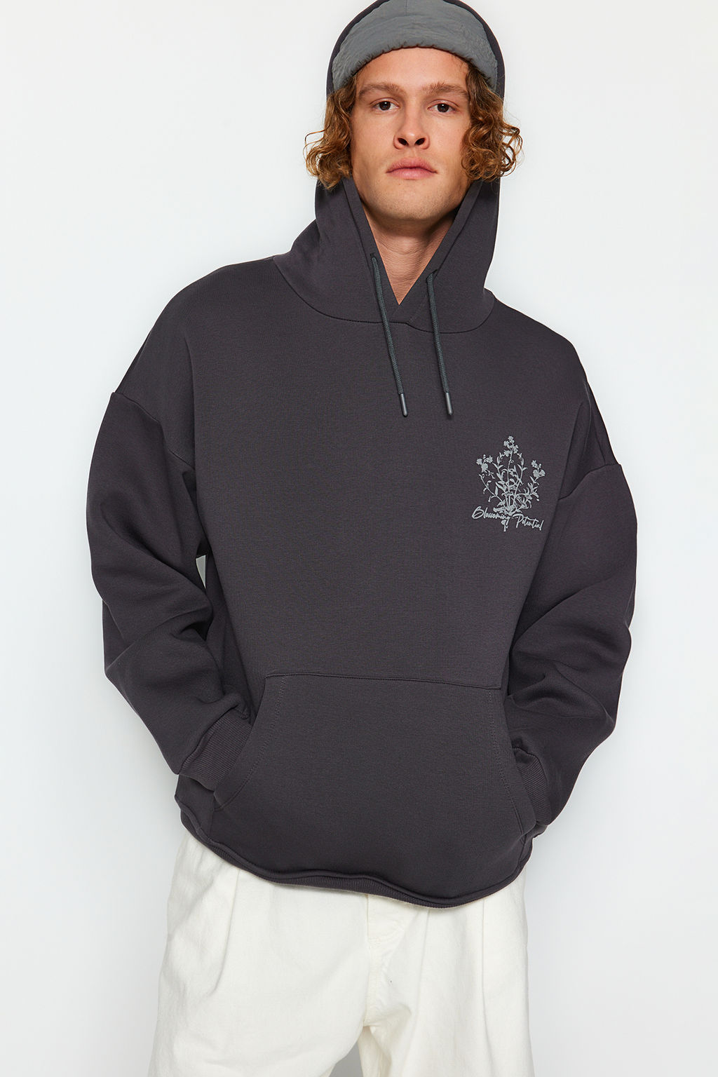 TRENDYOL MAN Antrasit Oversize/Genis Kesim Kapusonlu Cicek Bask? Ici Polar/S?cak Tutan Sweatshirt TMNAW24SW00100 - Trendyolmilla фото 8