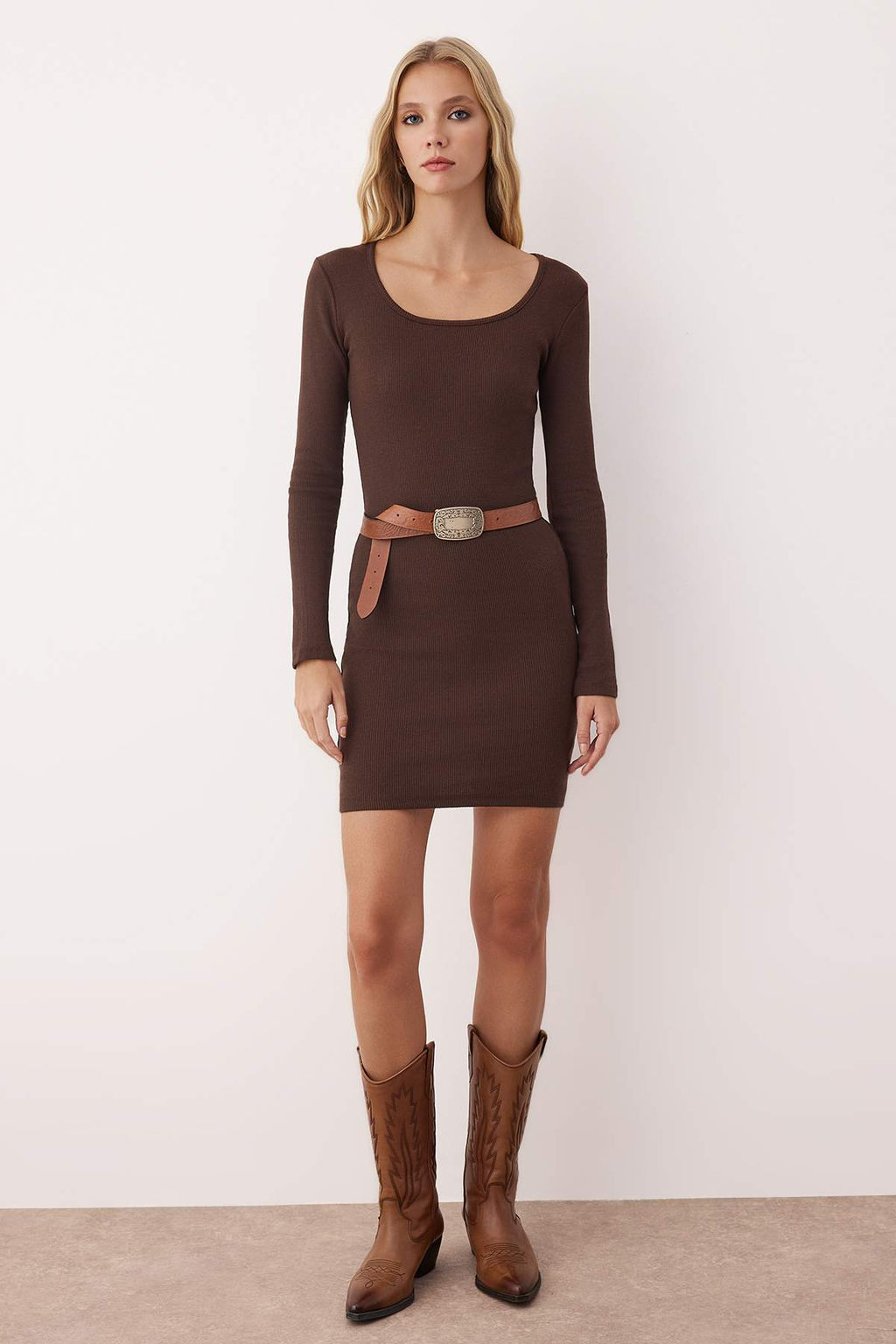 Trendyolmilla Siyah Vucuda Oturan Y?rtmacl? Bisiklet Yaka Mini Fitilli Esnek Orme Elbise TWOAW21EL2241