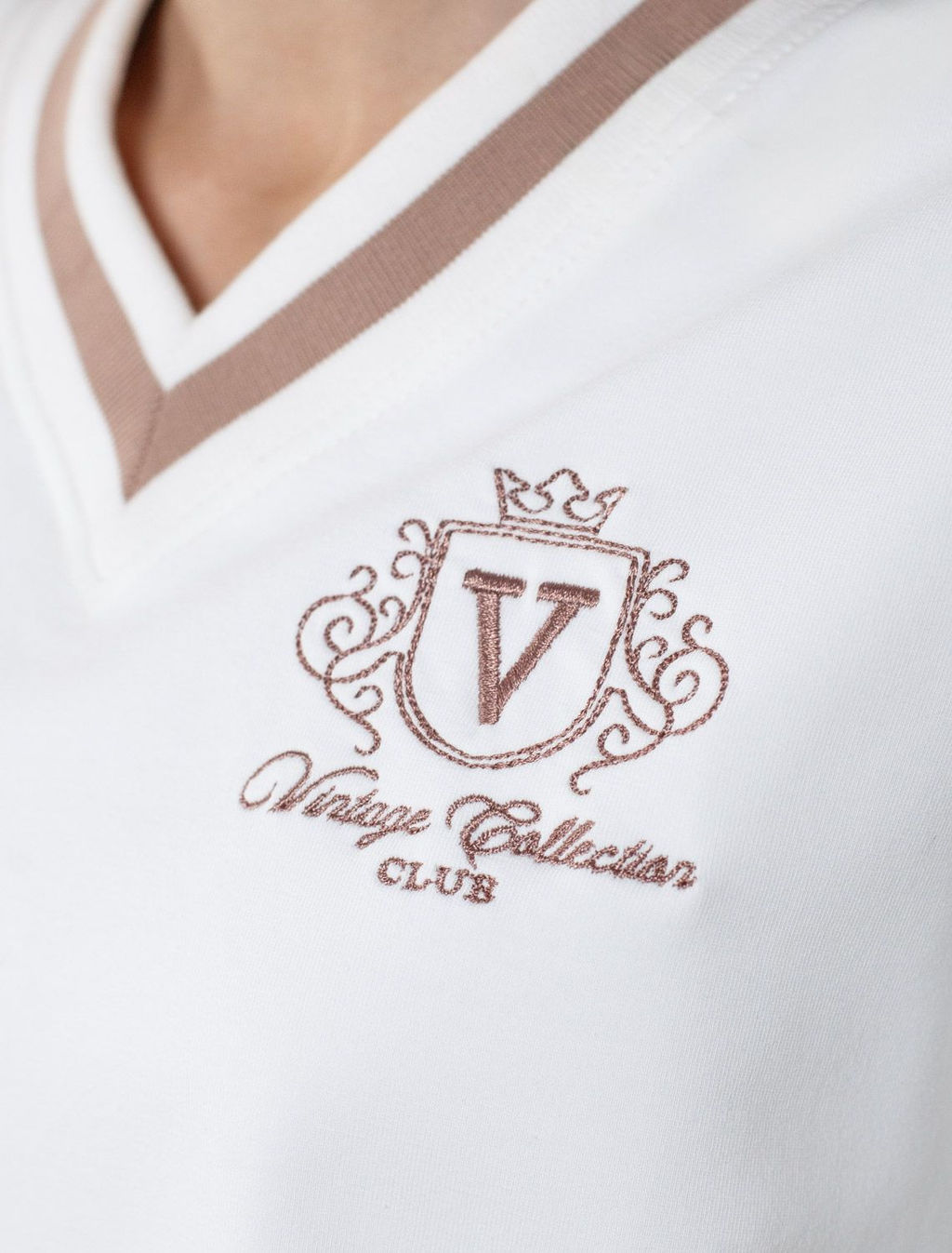 Свитшот среднего объема с V вырезом и принтом из футера двухнитки с эластаном