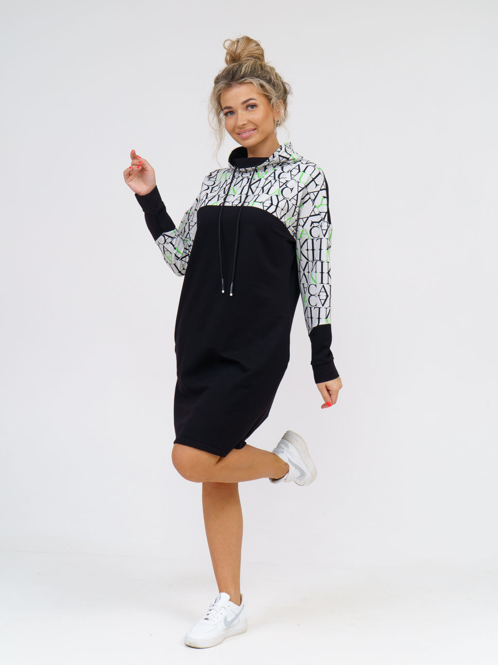 920 Платье "Черный/буквы/зеленый"