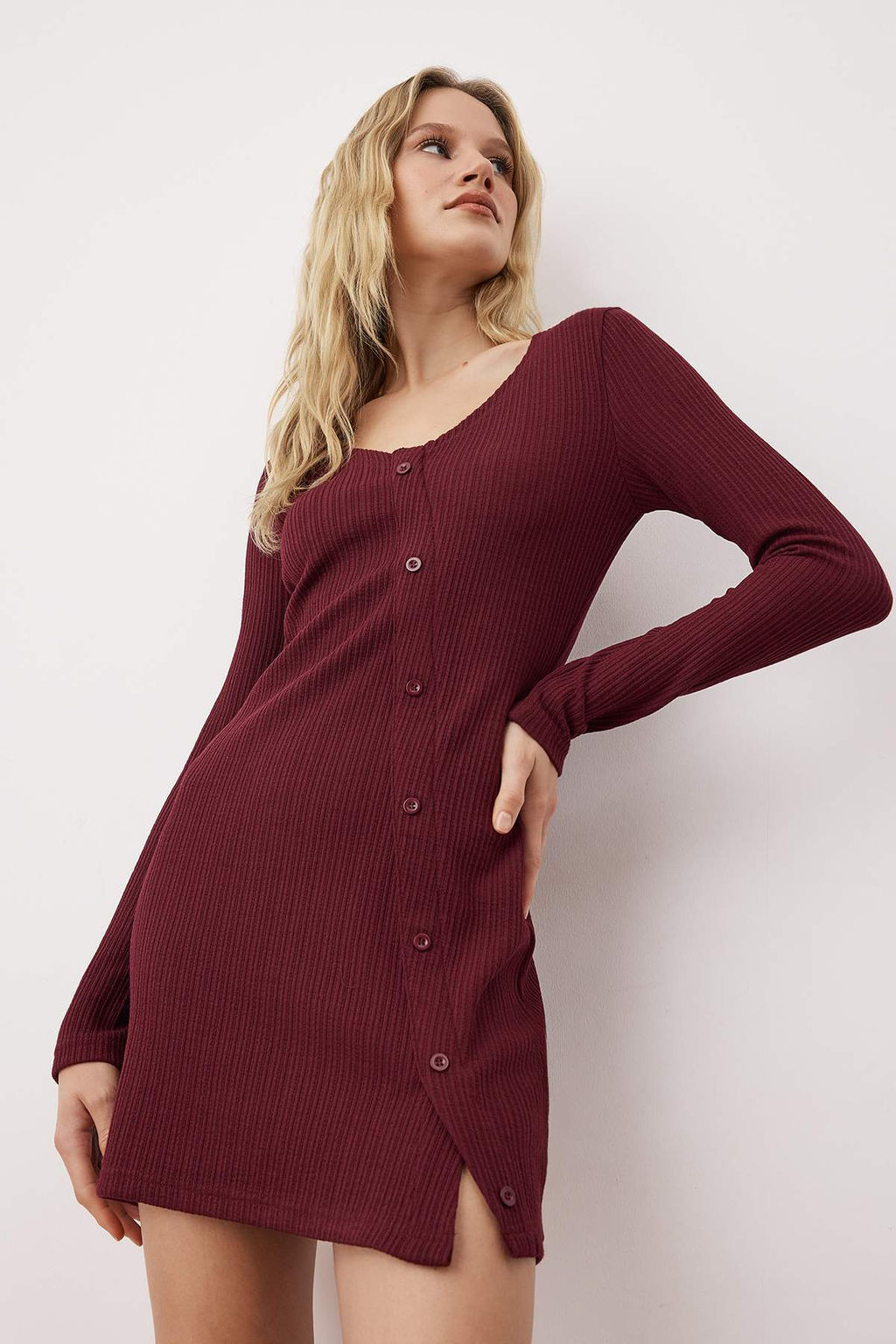 Bordo Duz Asimetrik Bodycone/Vucuda Oturan Dugmeli K?sa/Mini Orme Elbise TWOAW26EL00170 - Trendyolmilla фото 2