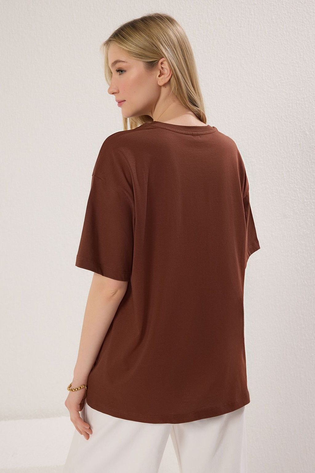 TRENDYOLMILLA Kahverengi Oversize/Genis Kal?p Bask?l? Orme T-Shirt TWOSS25TS00121  фото 15