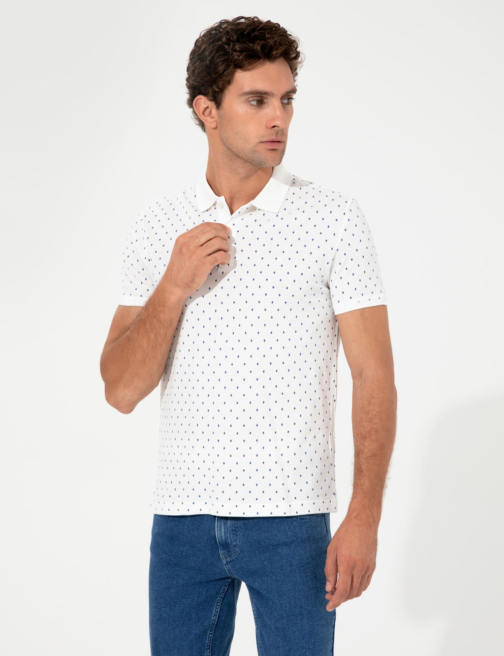 Белая футболка с воротником-поло