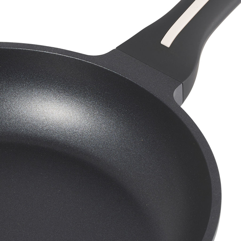 52082 WERNER Сковорода NERO 26,0x5,4 см с индукционным дном, с двухслойным антипригарным покрытием Pfluon, бакелитовая ручка с покрытием Soft Touch. Материал: литой алюминий. Толщина стенок: 1,5 мм, толщина дна: 4,0 мм.  фото 5