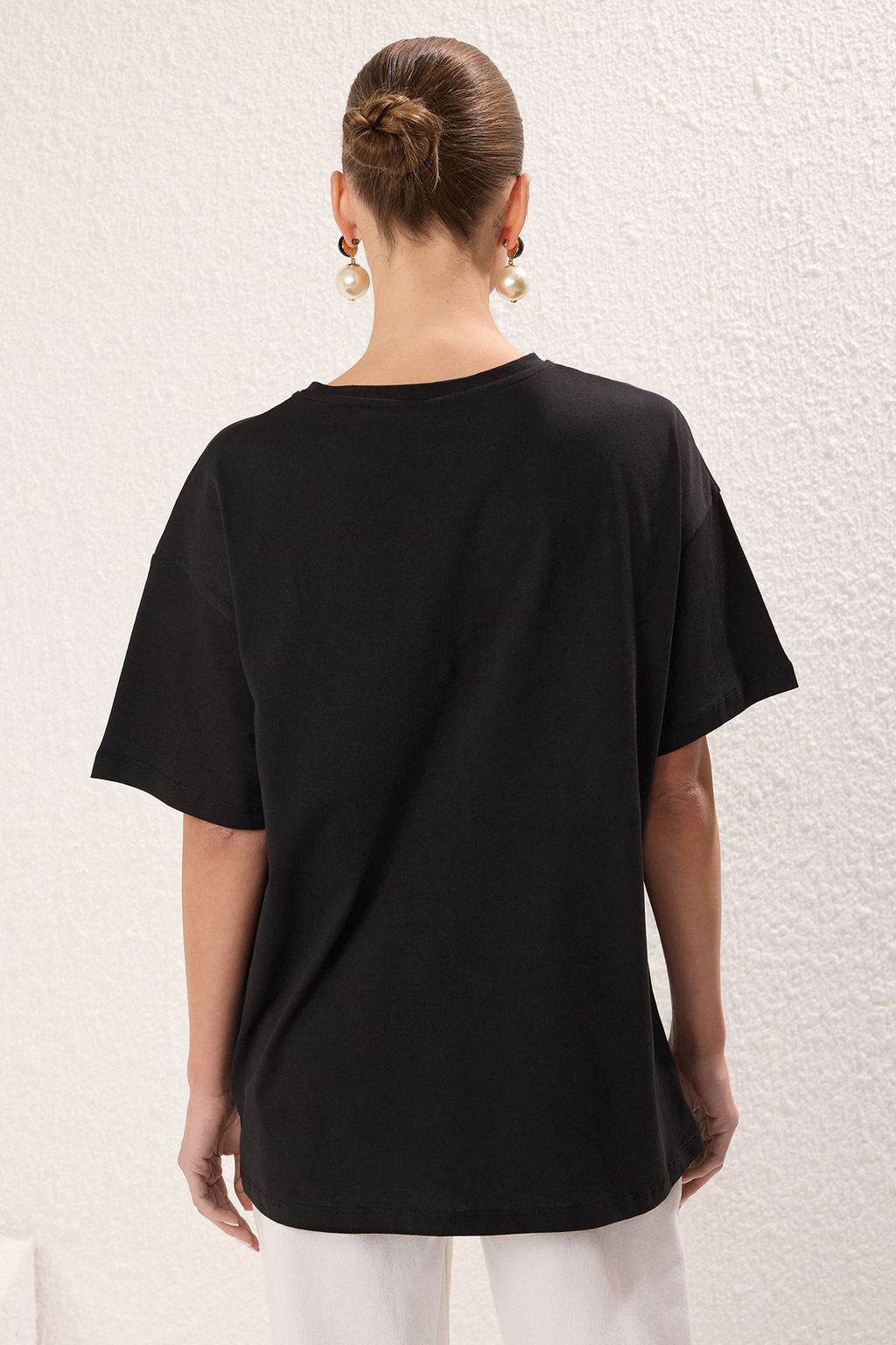TRENDYOLMILLA Siyah Inci Tas Detayl? Oversize/Genis Kal?p Orme T-Shirt TWOSS25TS00174 фото 4