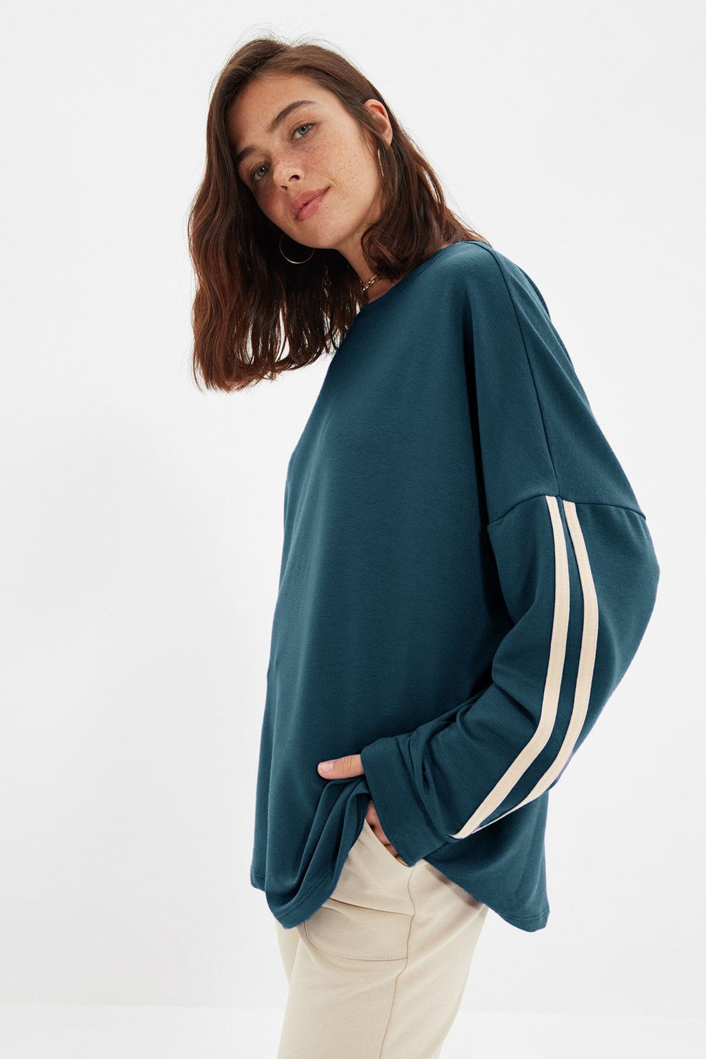 TRENDYOLMILLA Siyah Serit Detayl? Oversize/Genis Kal?p Ince Orme Sweatshirt TWOAW22SW1258 фото 7