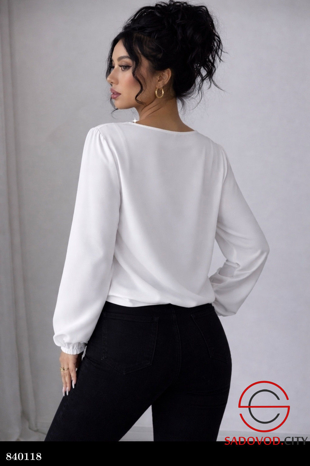 Блузка женская с V-вырезом