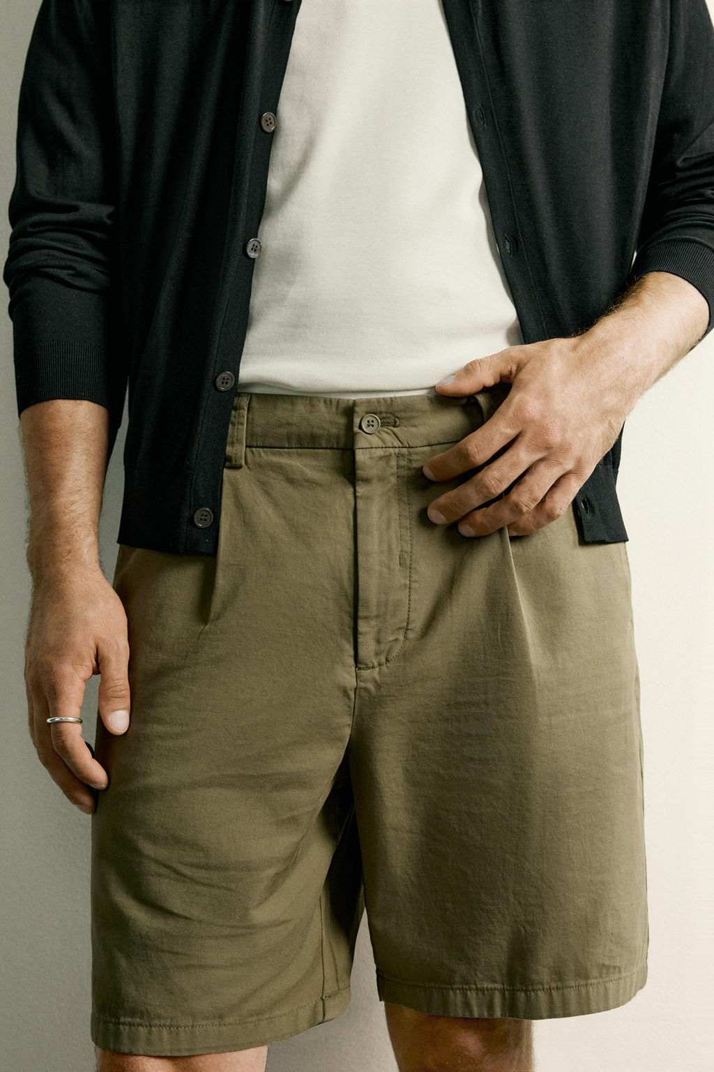 BERMUDA PLIEGUES REGULAR FIT / Beige
