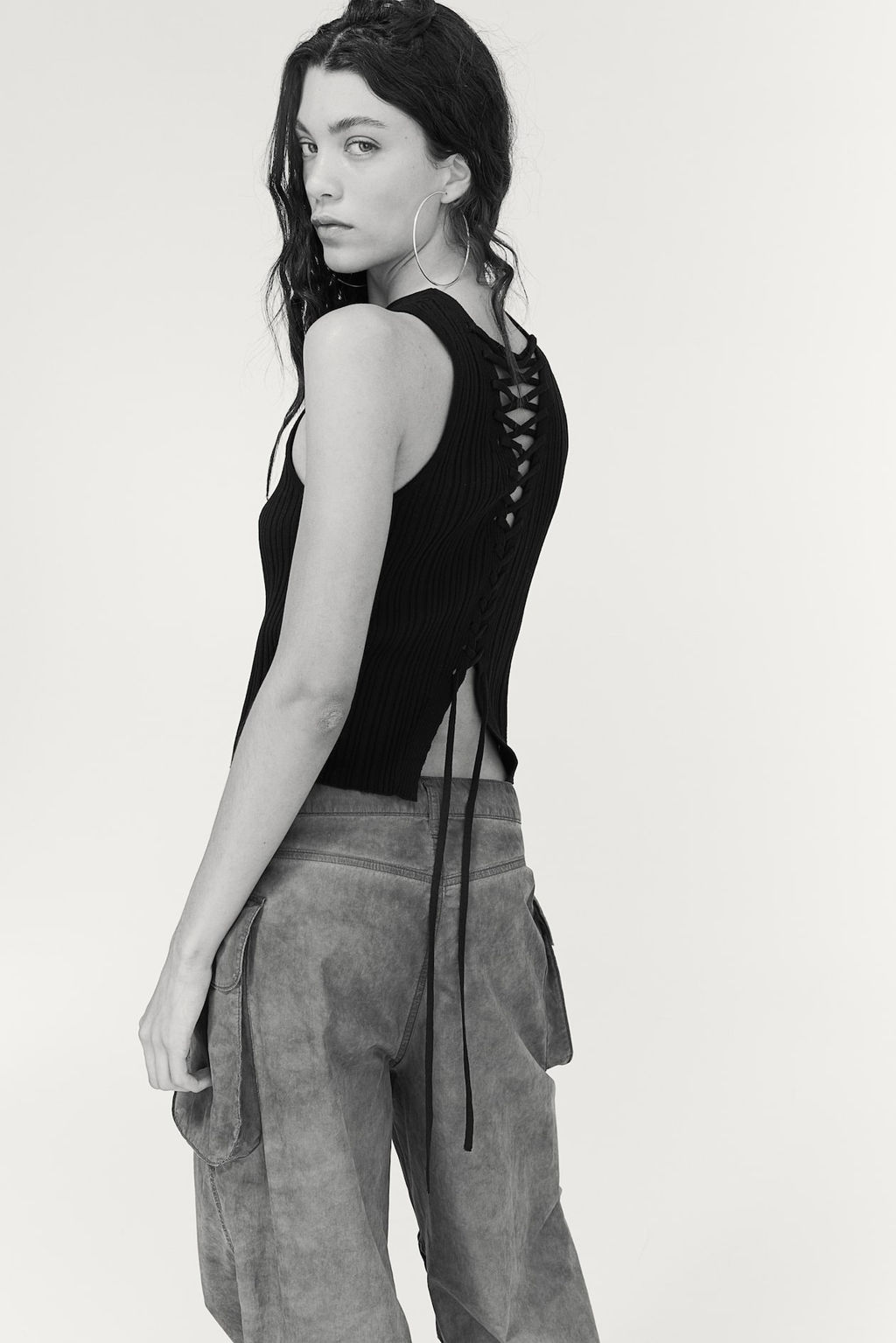 Top en punto de canale con tiras entrelazadas