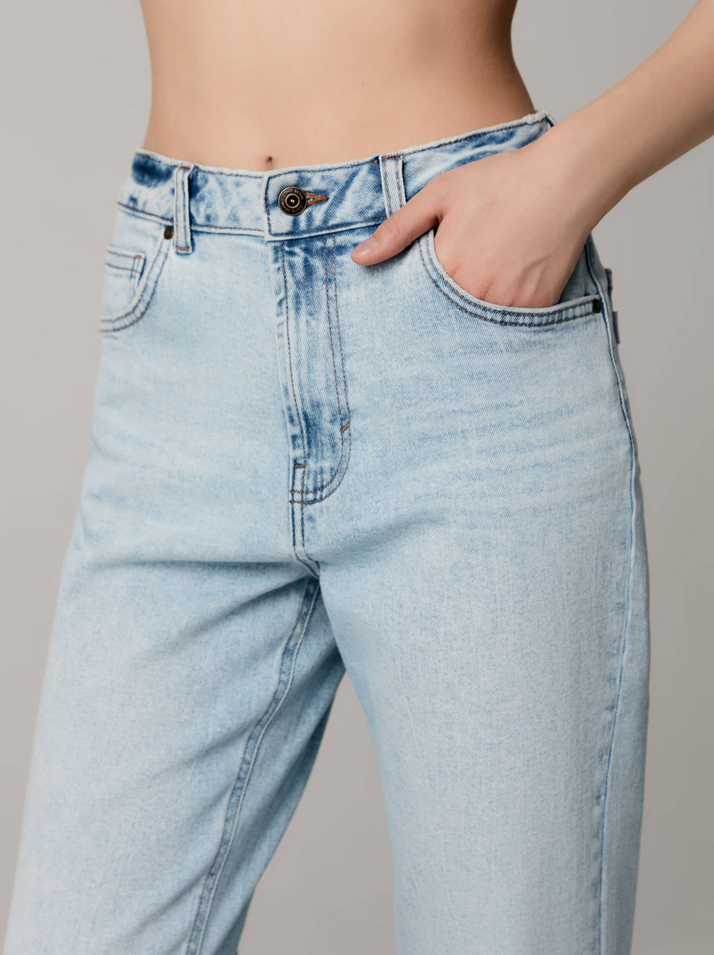 CONTE CON-583 Джинсы mom оксидной варки с необработанным краем light blue