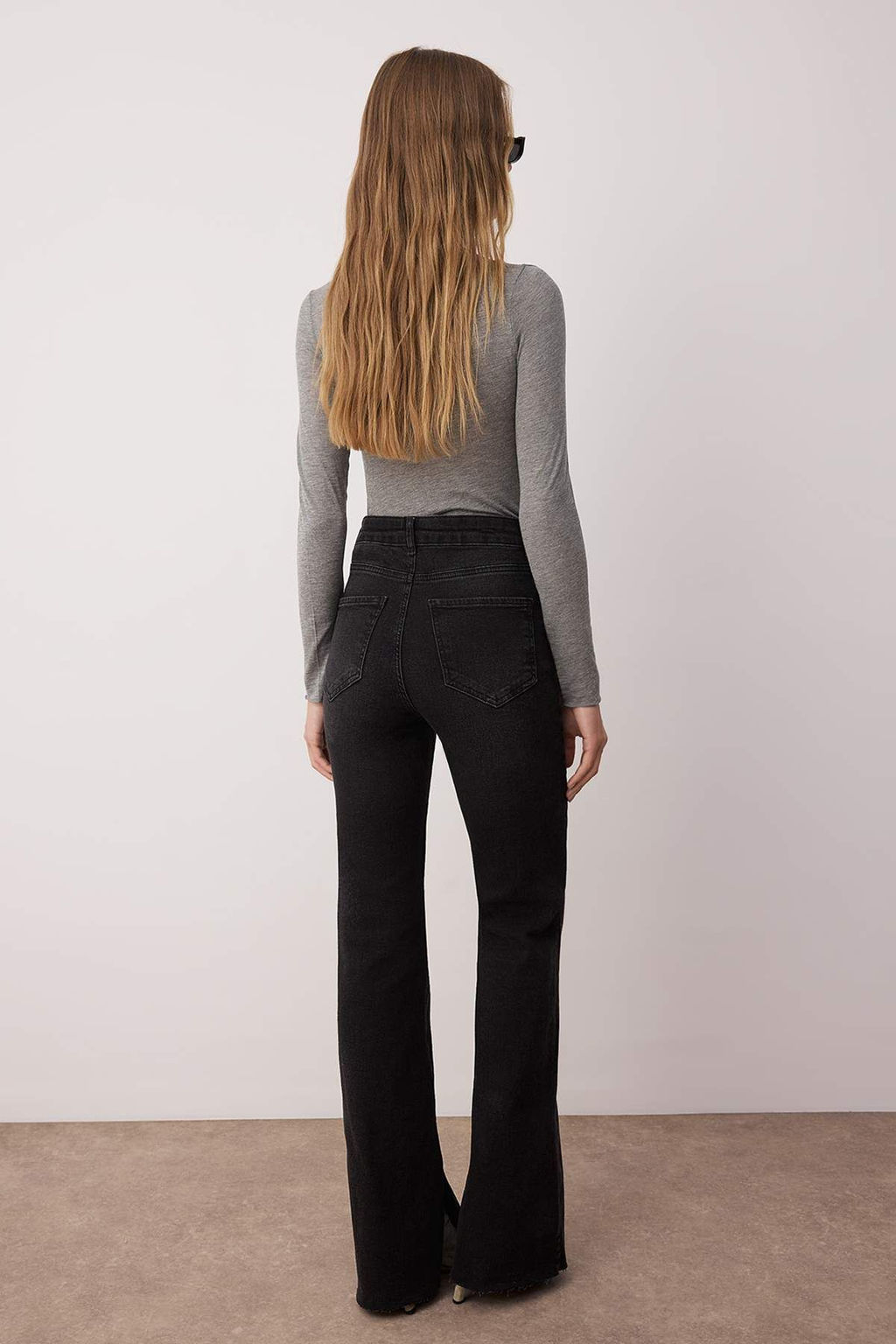 Siyah Y?rtmac Paca Detayl? Yuksek Bel Orta Esnek Flare Smoke Ispanyol Paca Jeans TWOAW26JE00022