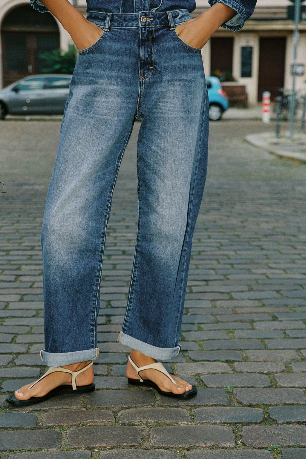 Z.07 RELAXED FIT HIGH-WAIST JEANS WITH TURN-UP HEM