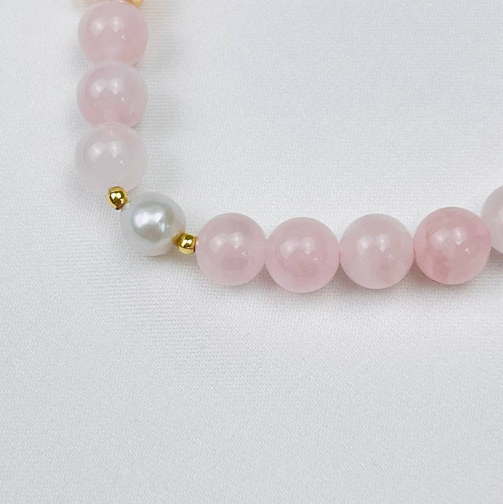 Браслет из мадагаскарского Розового кварца и Жемчуга с подвеской "Перо" 17 см