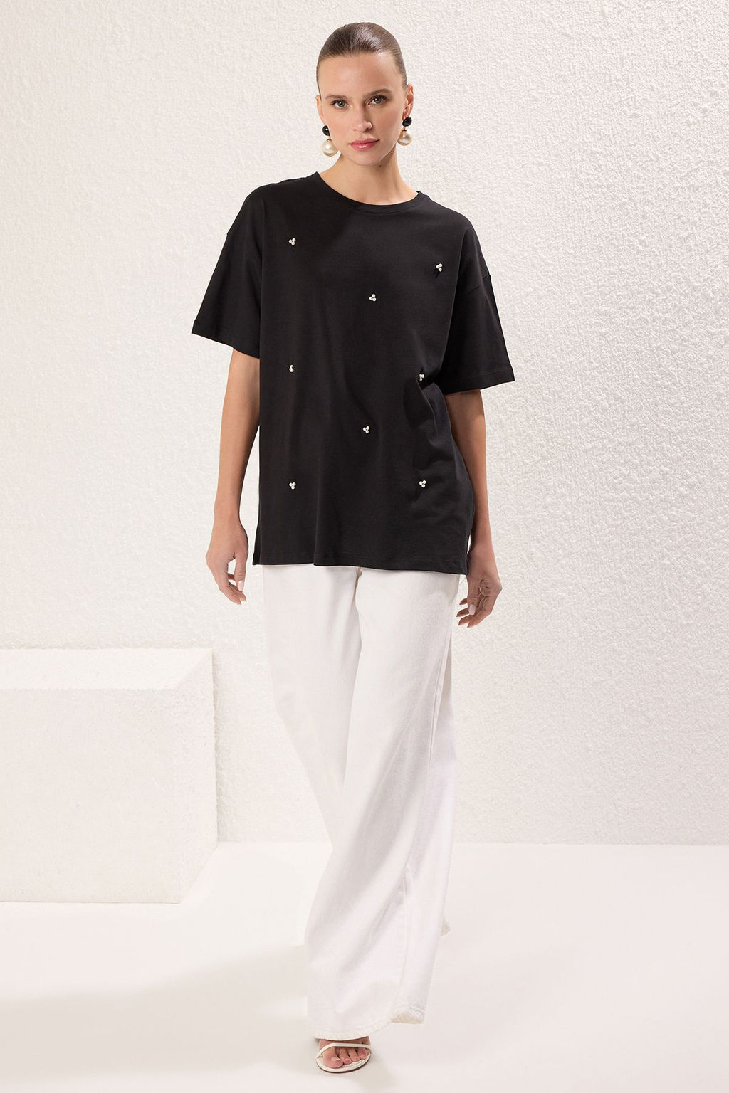 TRENDYOLMILLA Siyah Inci Tas Detayl? Oversize/Genis Kal?p Orme T-Shirt TWOSS25TS00174 фото 2